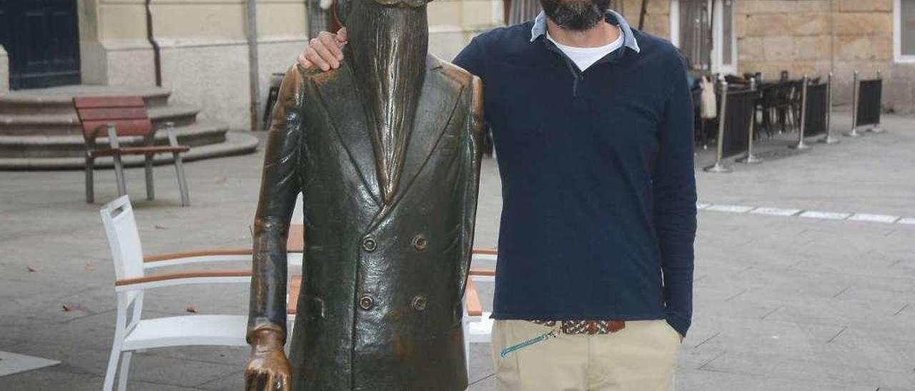 Valentín Verea junto a la estatua de Valle-Inclán, uno de los reclamos turísticos de Pontevedra.//Rafa Vázquez