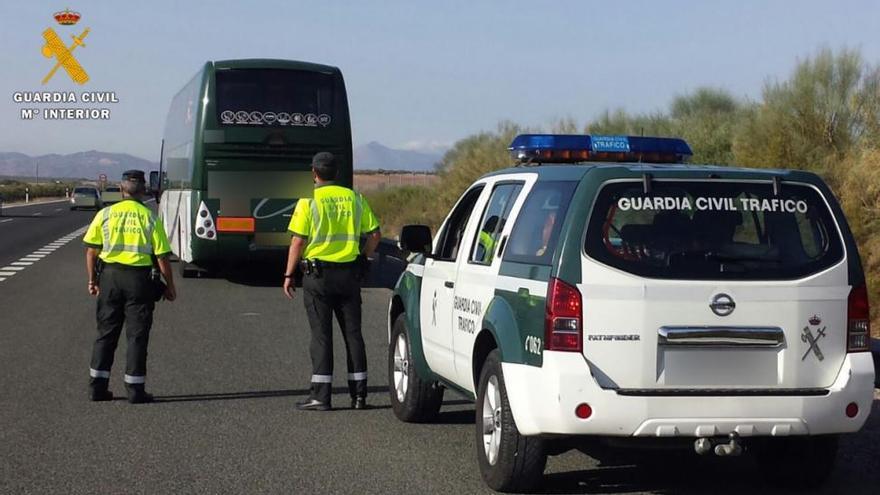 Inmovilizado un autobús con 60 pasajeros cuyo conductor dio positivo por drogas