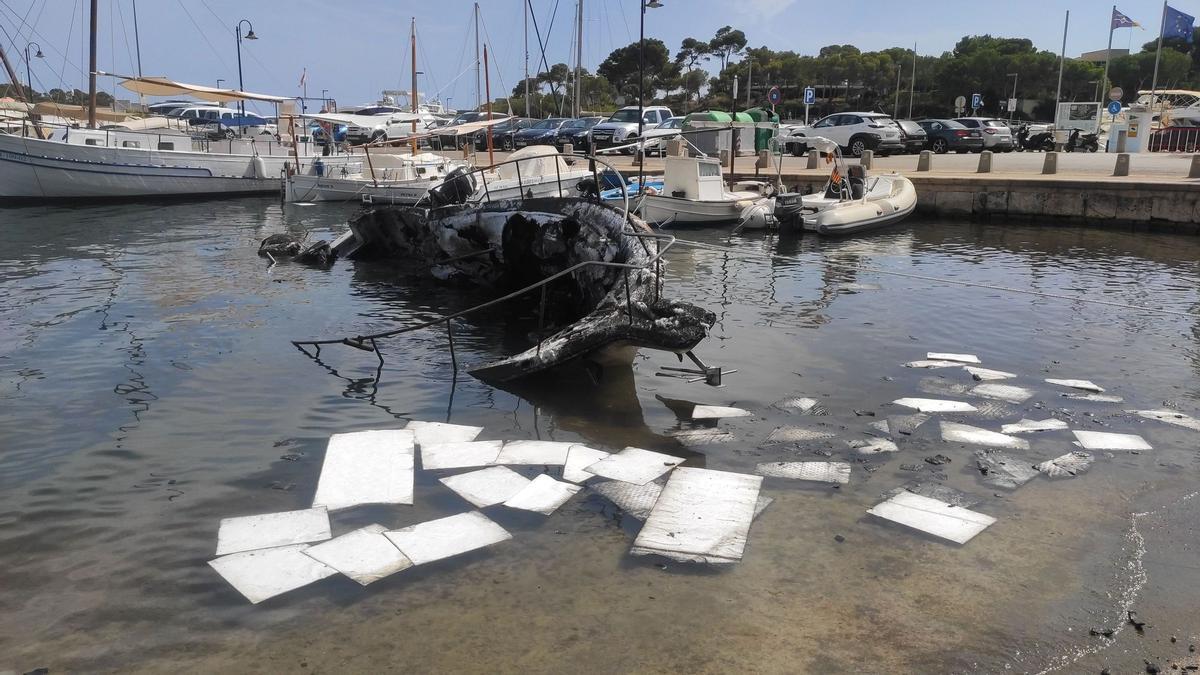 Cierran el puerto de Portopetro tras el incendio de dos lanchas