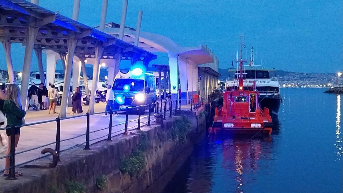 La embarcación de Salvamento Marítimo, este domingo a su llegada a puerto.