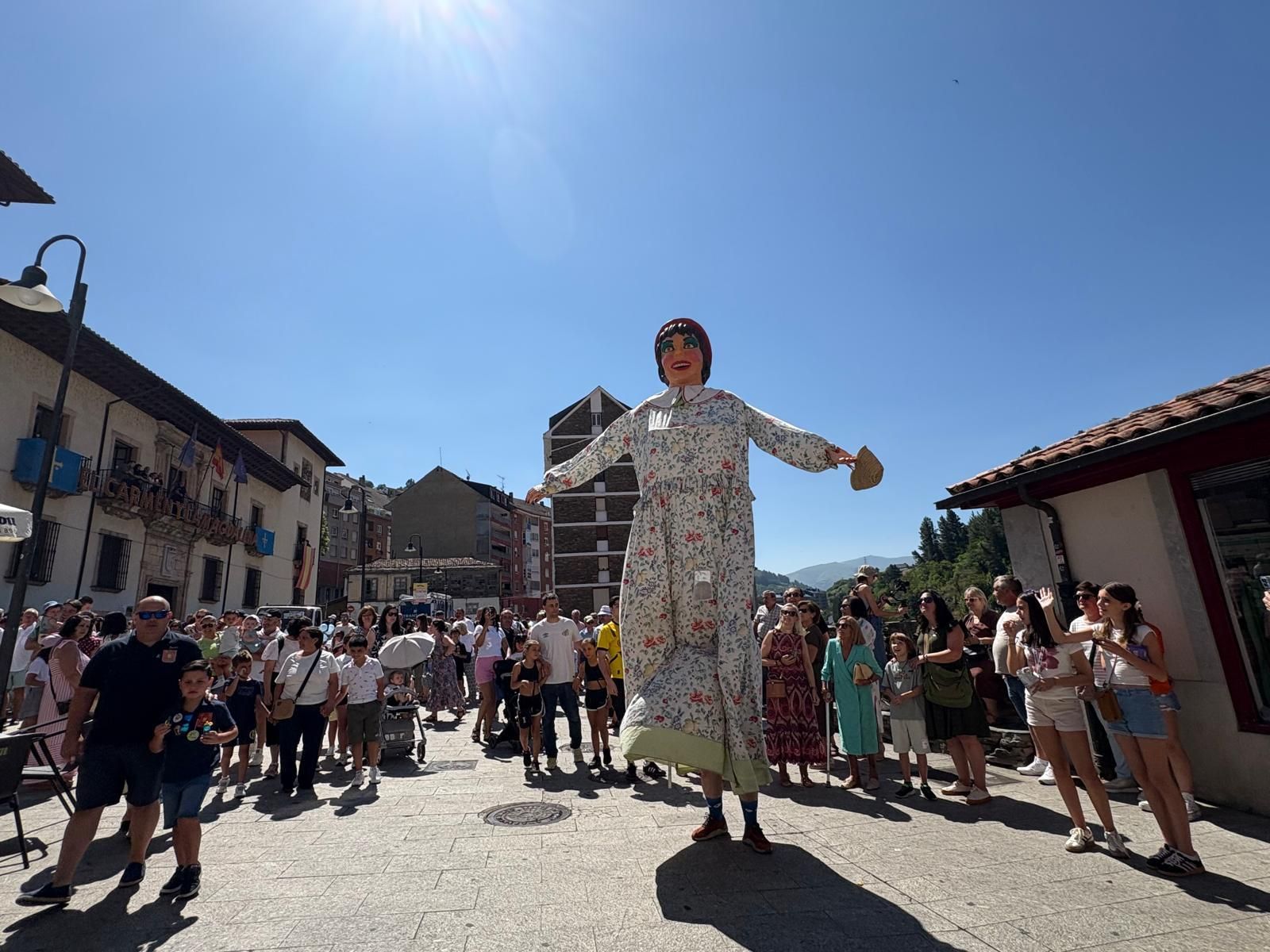 Los gigantes y cabezudos llenan de color y música Cangas del Narcea