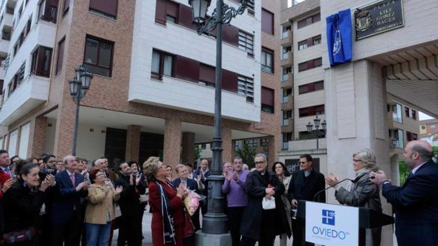 El Alcalde, a la derecha, y Charo Gómez Haces, a su lado, aplauden bajo la placa con el nombre de la plaza, frente a los asistentes al homenaje.