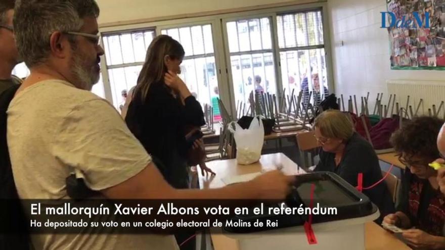 El mallorquín Xavier Albons vota en el referéndum de Cataluña
