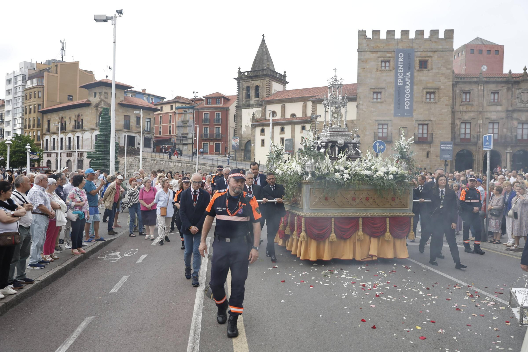 Pétalos, incienso, niños... así fue la procesión del Corpus Christi en Gijón (en imágenes)