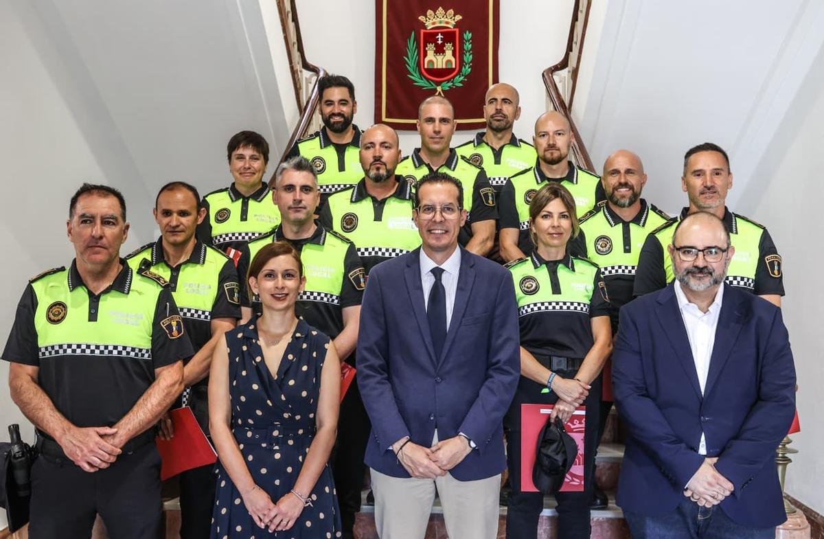 Los nuevos agentes, junto al alcalde, en el centro, los ediles de Seguridad y Recursos Humanos y, a la izquierda el jefe del cuerpo.
