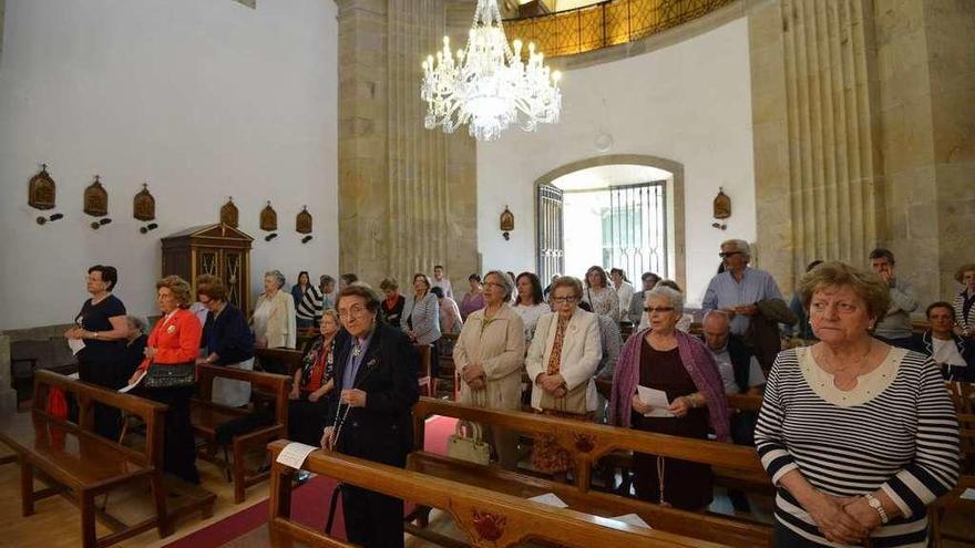 Celebración de una misa novena en honor a la Virgen, ayer en el Santuario de A Peregrina. // Gustavo Santos