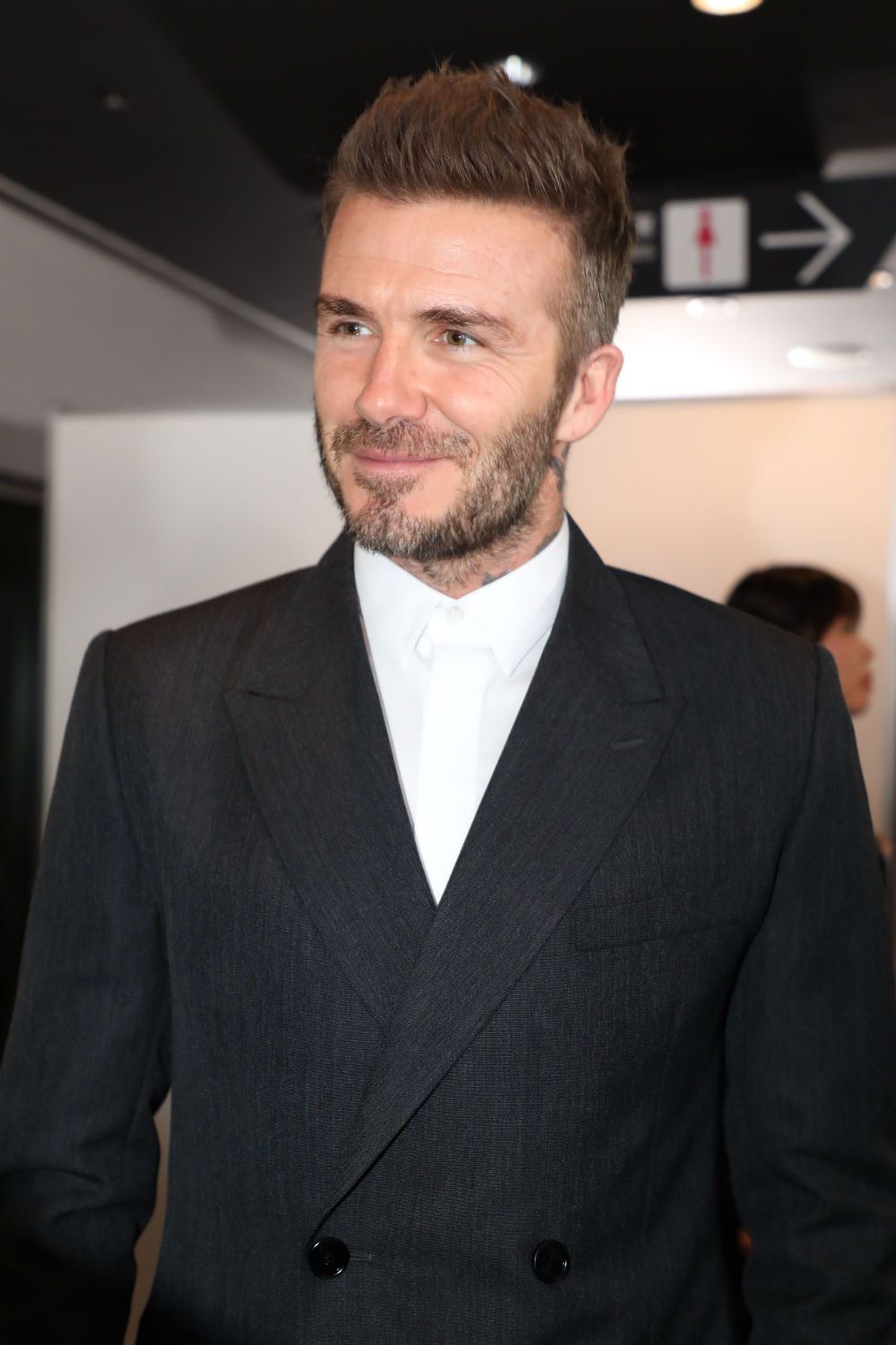 David Beckham con traje oscuro en desfile de Dior en Tokyo