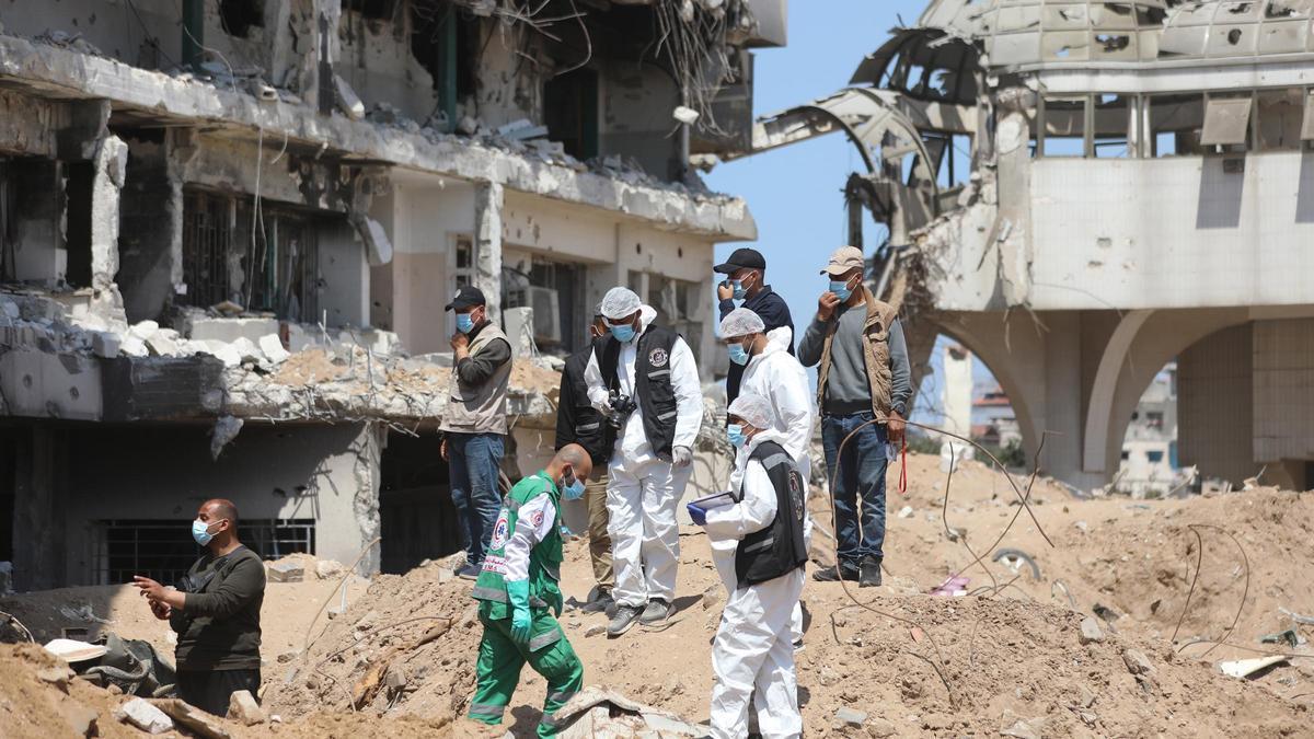 Trabajos para sacar los cadáveres hallados en las fosas comunes en el hospital Shifa de Gaza