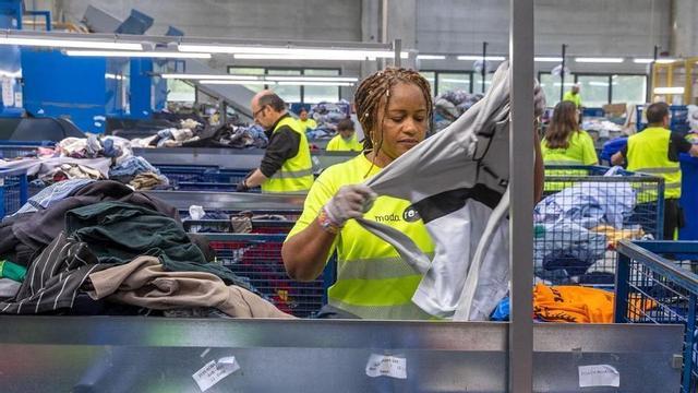 Una treballadora de Formació i Treball, sòcia catalana de Moda Re, a la planta de Sabadell