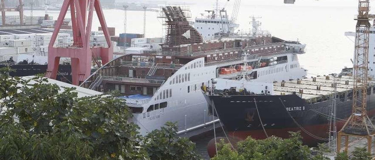 Estado actual de la construcción del ferri &quot;Villa de Teror&quot;, en el astillero de Teis. // Ricardo Grobas