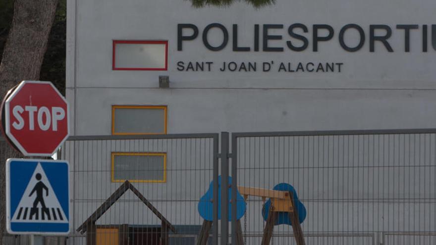 Un conserje del Polideportivo denuncia al padre de un jugador por romperle la clavícula