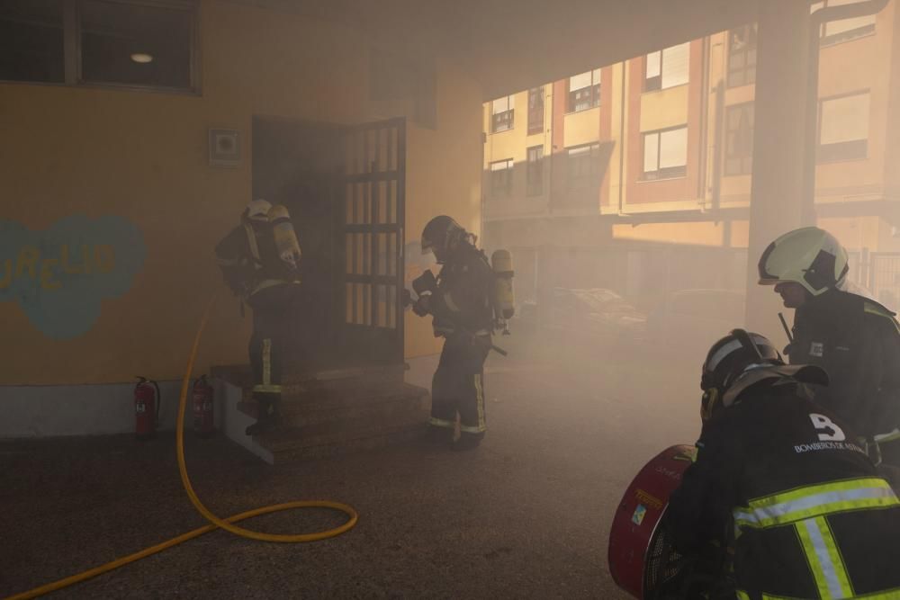Simulacro de incendio en el colegio público Rey Aurelio, en Sotrondio
