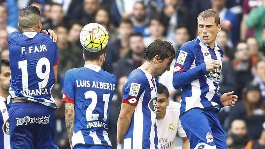 Fayçal, Luis Alberto, Mosquera y Álex formando barrera en el partido del pasado sábado frente al Madrid.