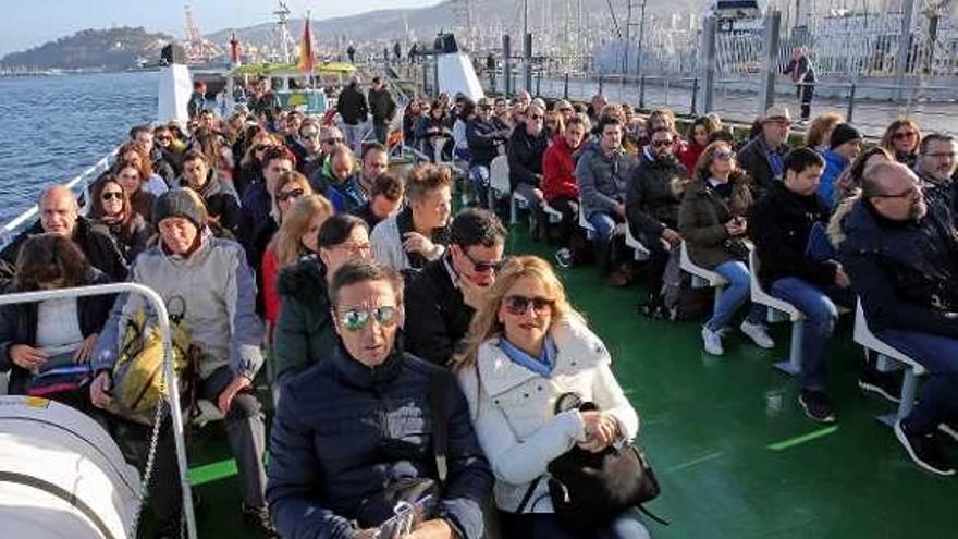 Cíes, destino de otoño  |  El turismo navideño llega también a las islas Cíes. Las navieras que operan en la Ría han programado viajes al archipiélago vigués durante todo el puente ante la cada vez mayor demanda de turistas nacionales y extranjeros interesados en disfrutar de una de las joyas del Atlántico fuera del agobio de la temporada alta.