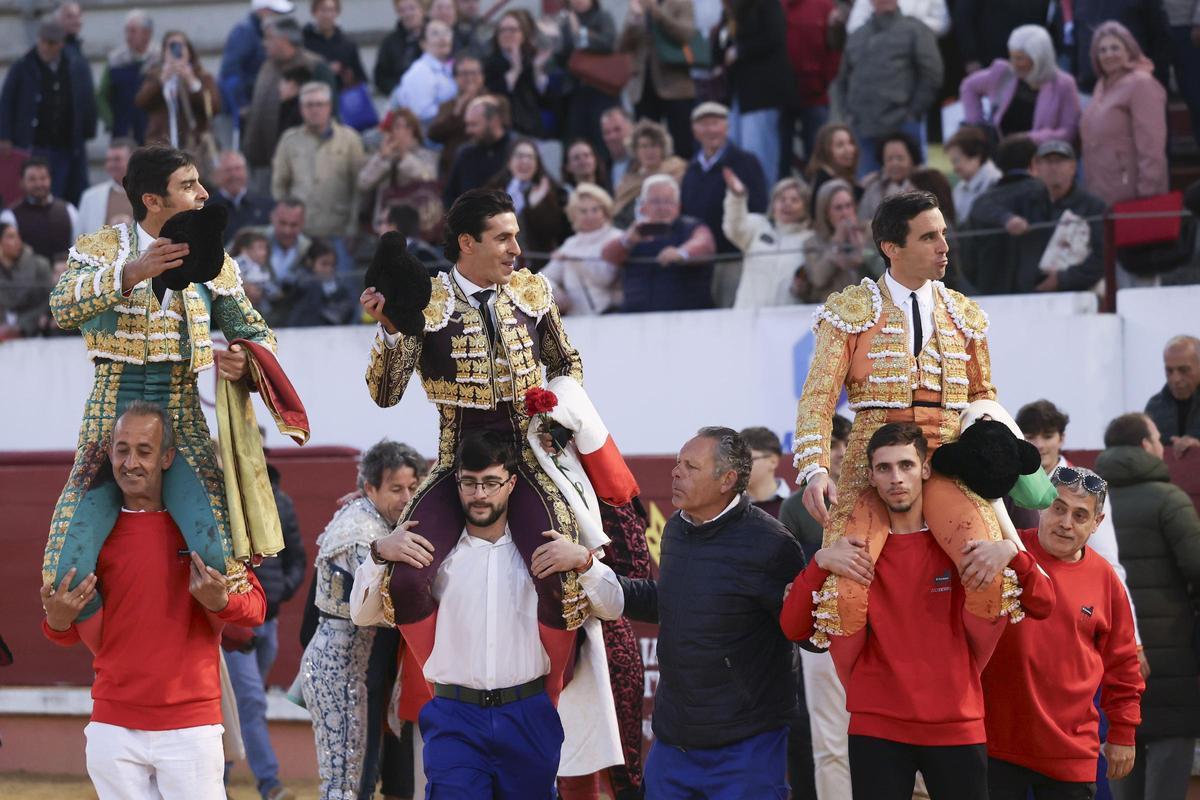 Los diestros Perera, Talavante y Ortega, a hombros en la plaza de Don Benito, este domingo.
