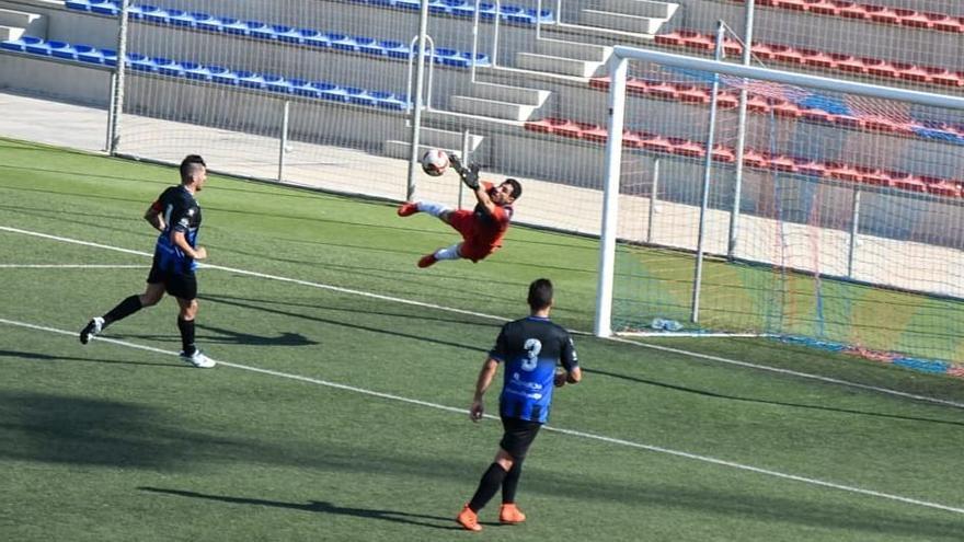 Toni Vidal detiene un balón en la portería del Elda Industrial.