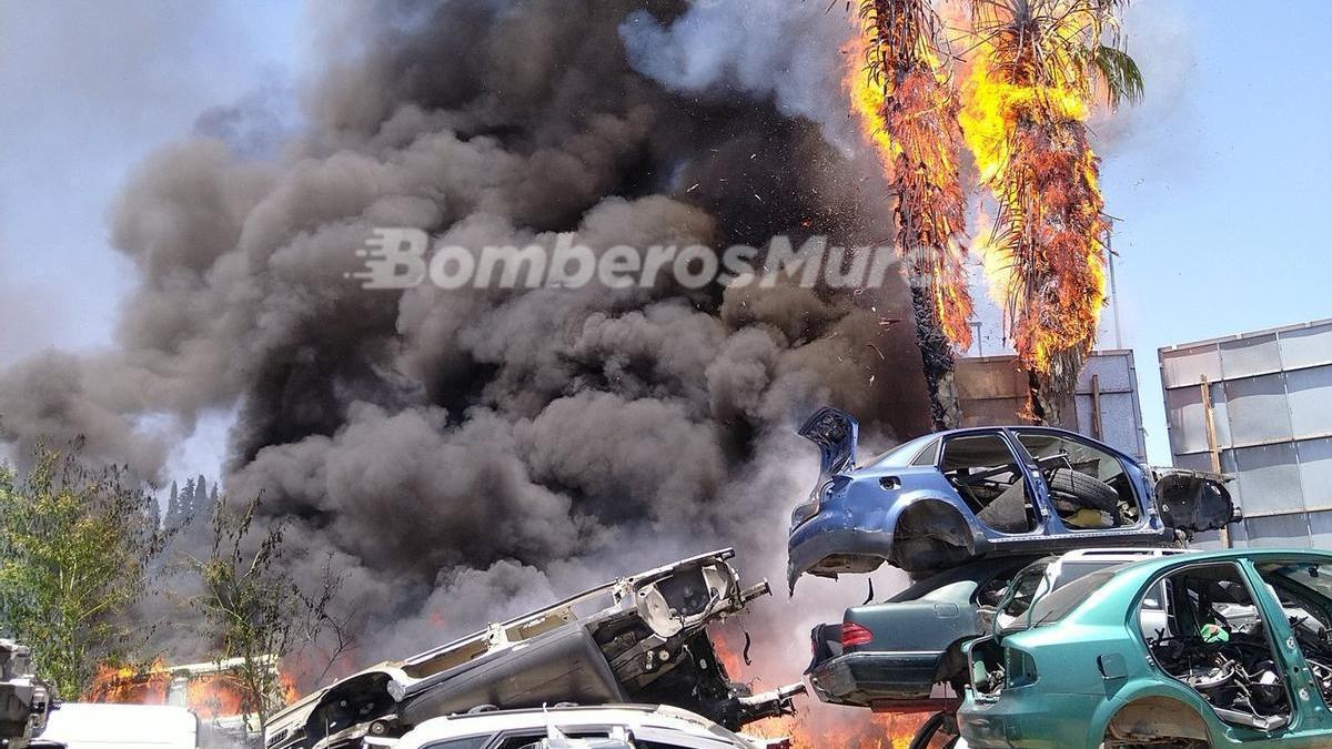 Un incendio afecta a un desguace de coches