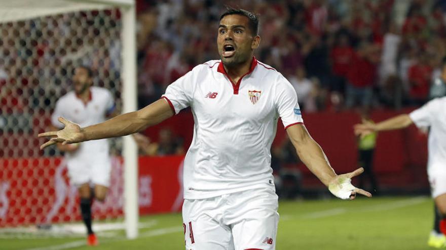 Gabriel Mercado celebra su gol al Betis.