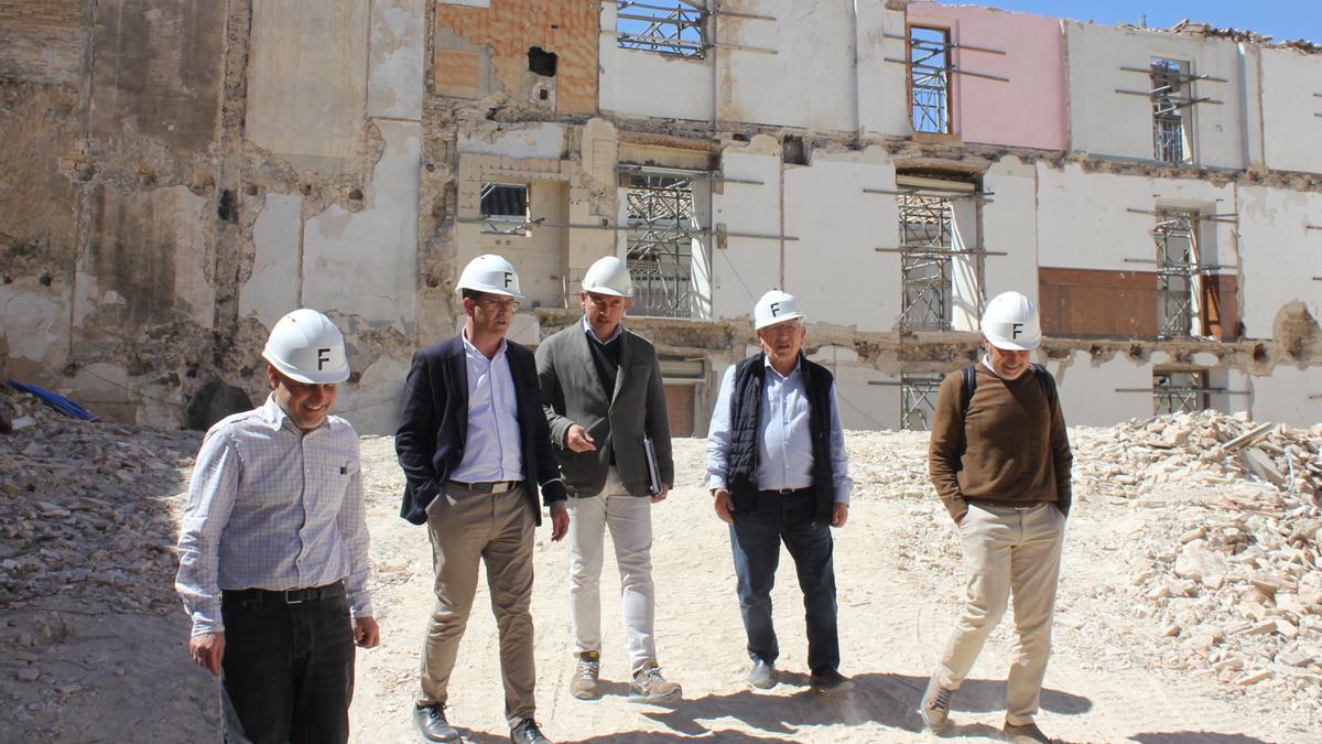 El alcalde Rodríguez y los concejales en su visita a las obras del centro intergeneracional de la calle Delme.