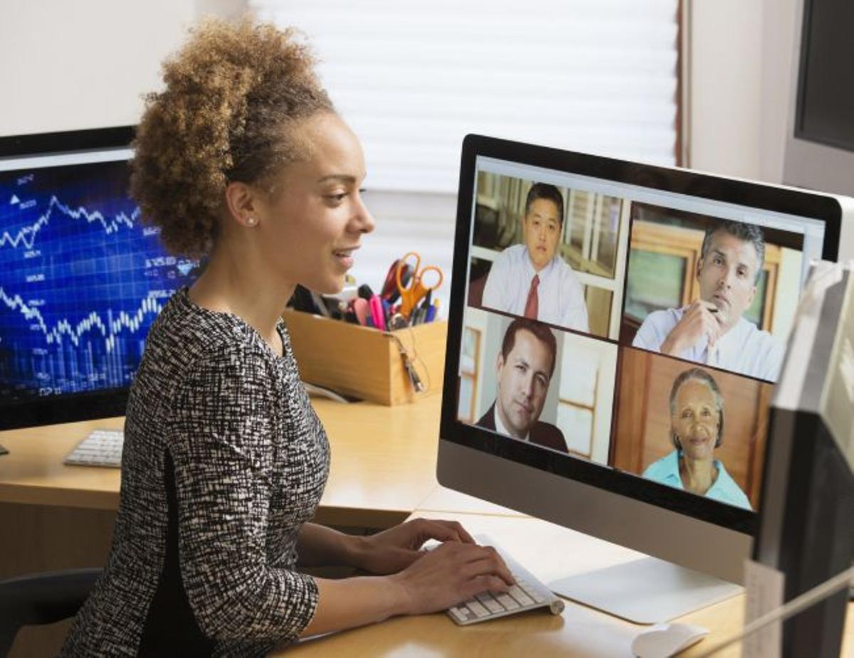 Modos de conectar con los amigos y familia: Skype,Hang Out, Whatsapp con vídeo, que permite hasta 4 personas.