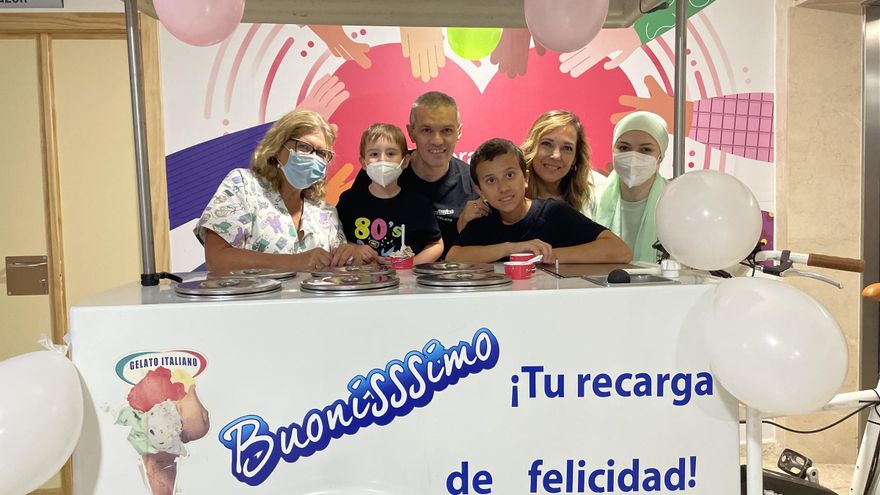 Los niños ingresados en el Reina Sofía reciben una dulce visita helada