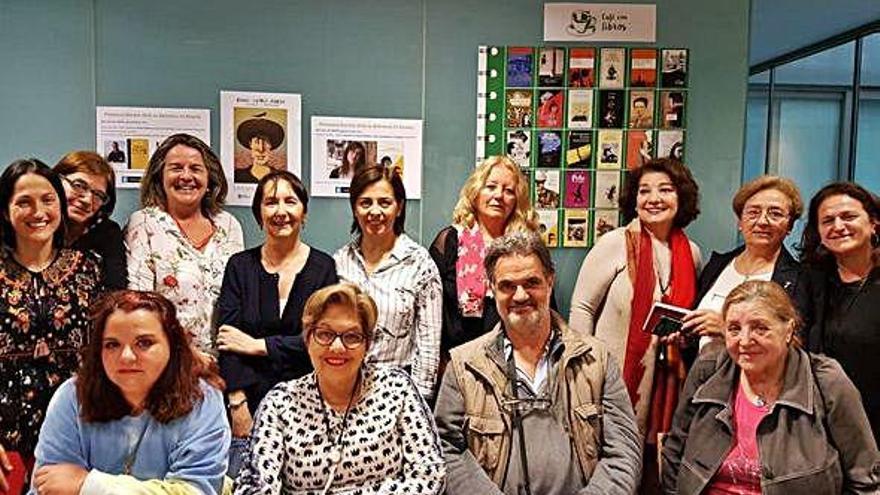 Foto de un grupo del club de lectura del centro cívico de Os Rosales; Cruz es la primera sentada a la derecha.