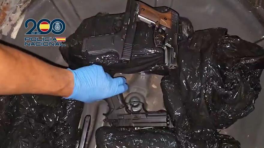 La Policía Nacional de Alicante intercepta un vehículo con destino Burdeos que transportaba armas modificadas