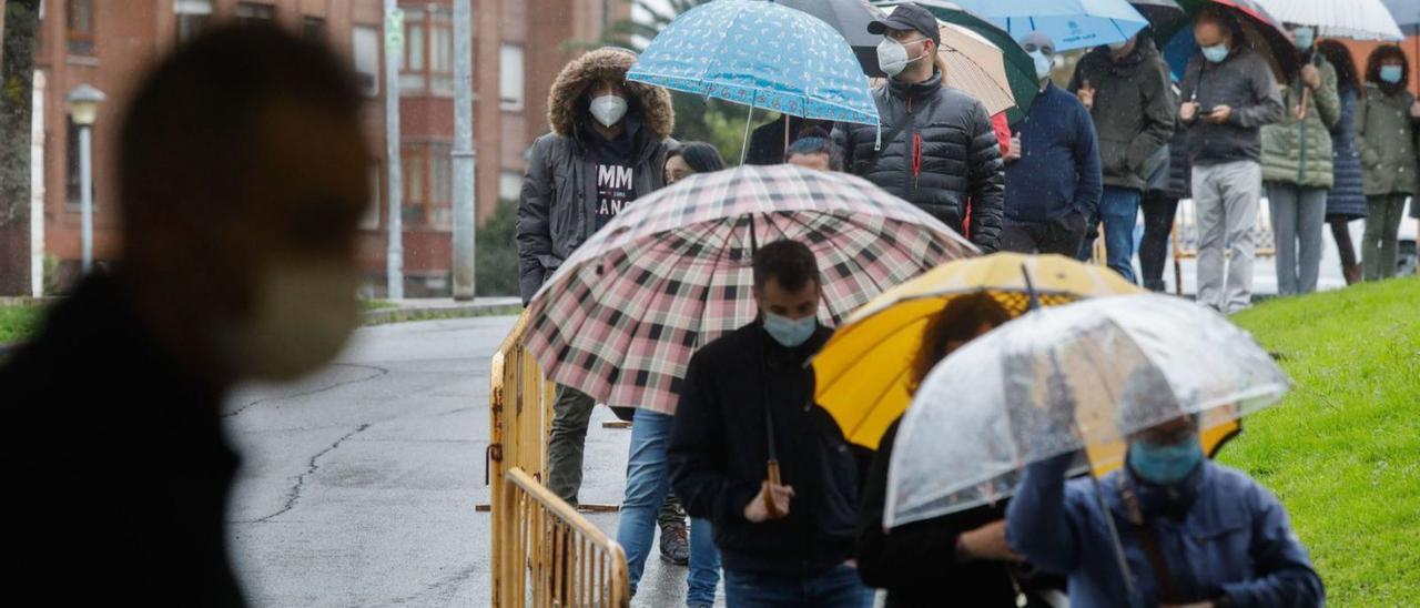 Colas en Avilés, a las puertas de un recinto habilitado durante la pandemia por coronavirus para realizar pruebas diagnóstico.