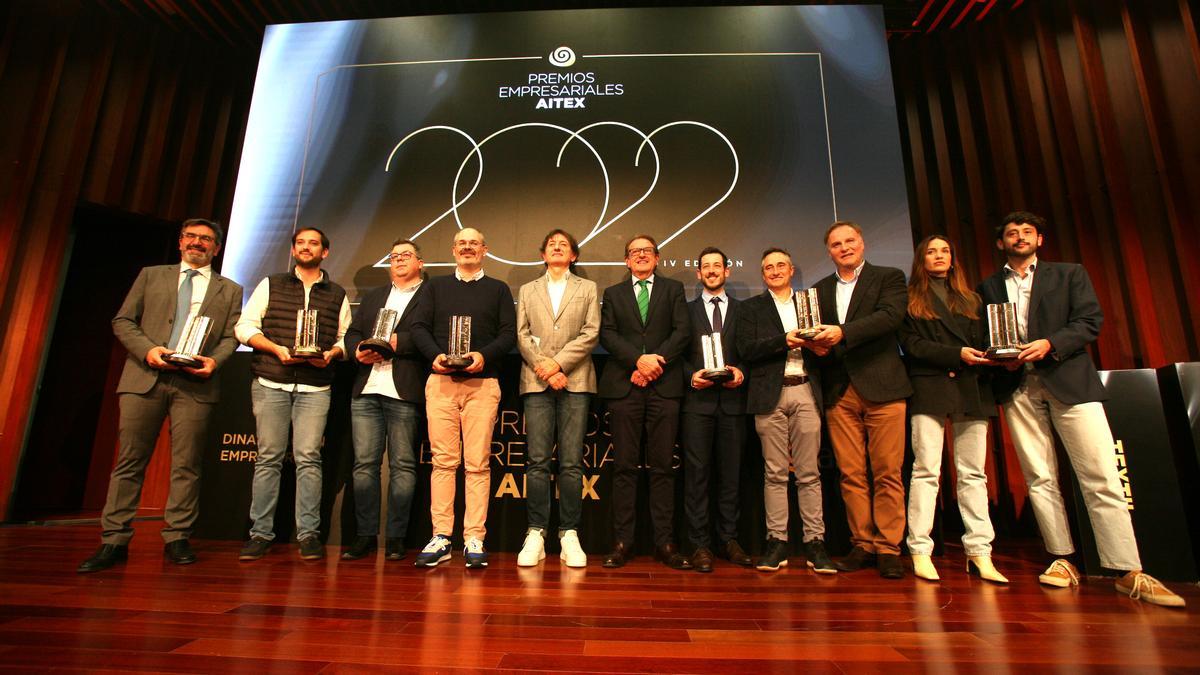 Los premiados junto al presidente y director de AITEX, León Grau y Vicente Blanes.