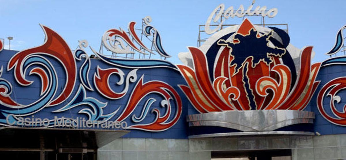 La polémica fachada del Casino en el puerto de Alicante