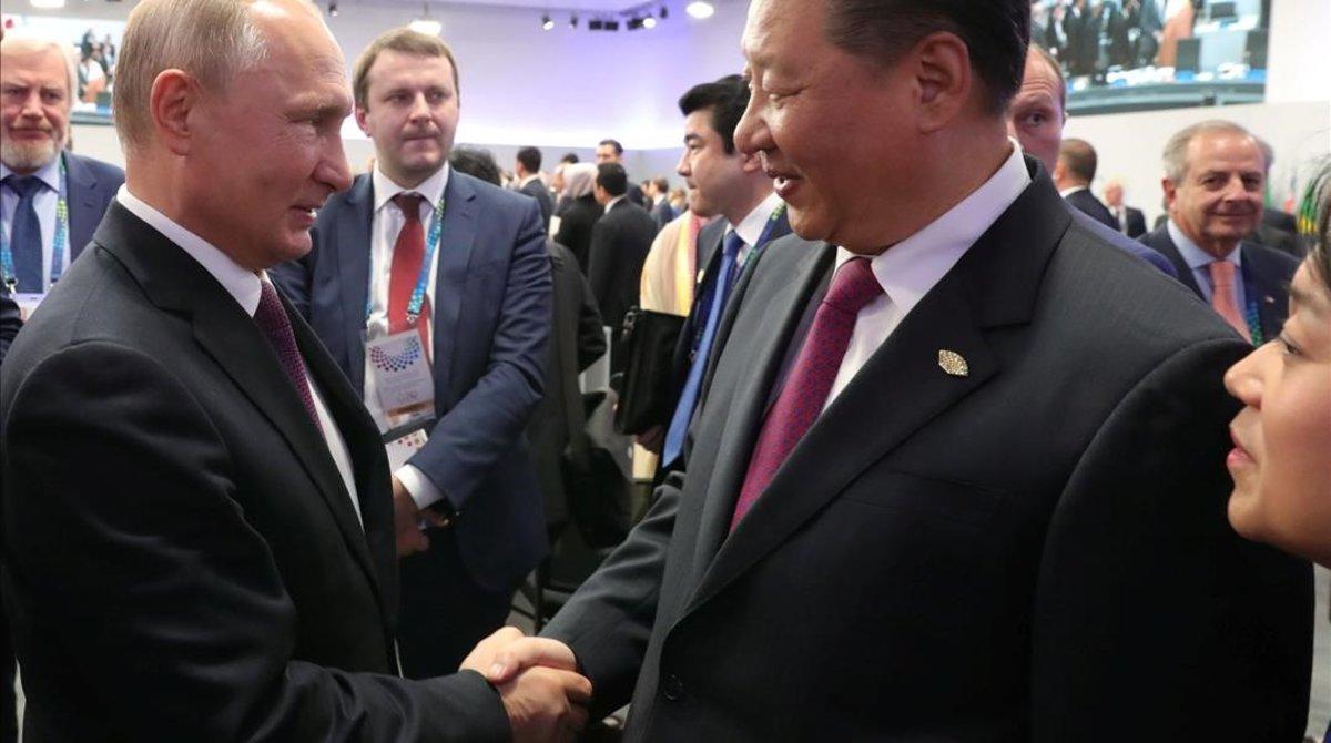 Vladímir Putin y Xi Jinping se saludan durante la cumbre del G-20 en Buenos Aires, el 1 de diciembre.