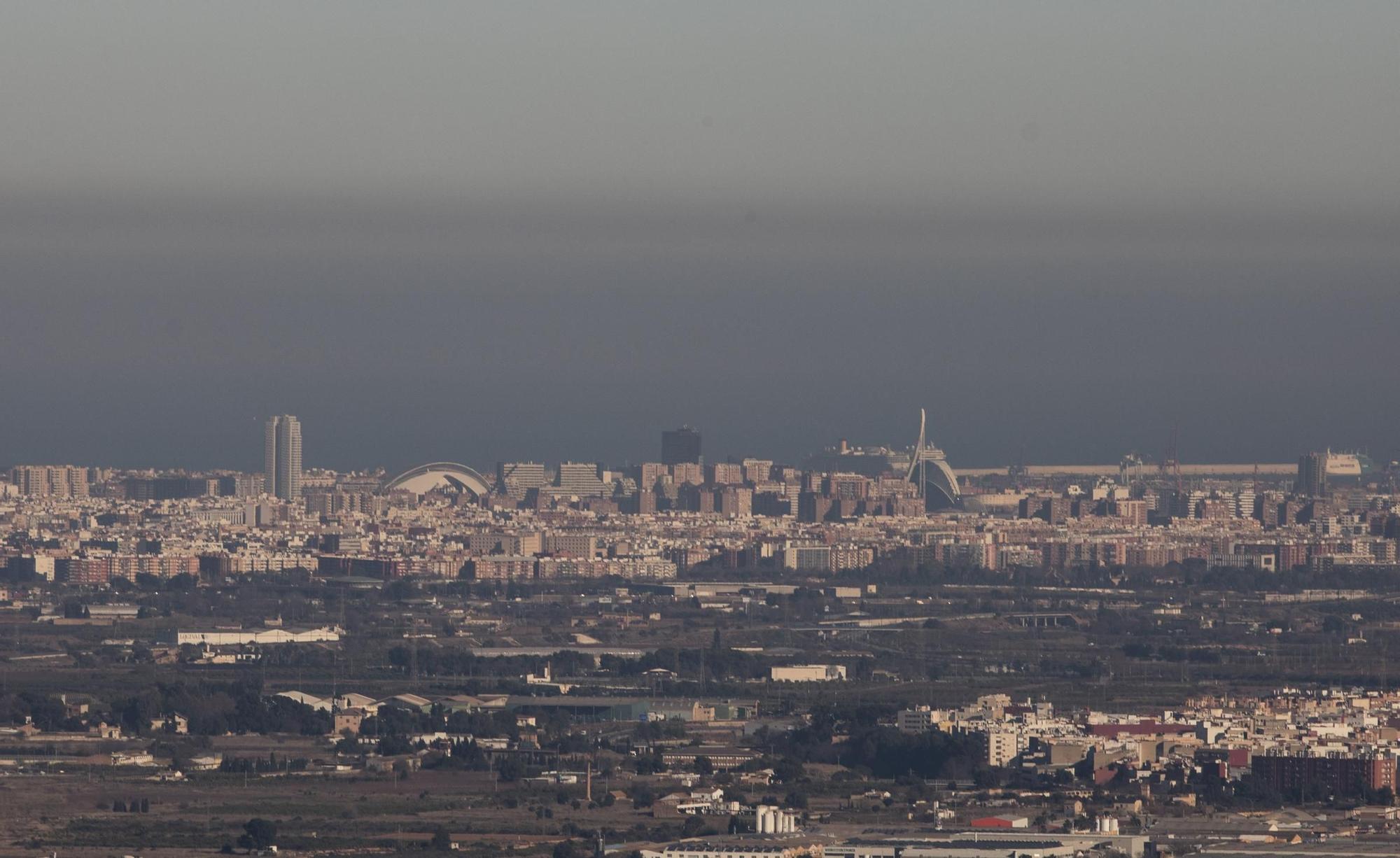 Una "boina" de contaminación cubre València