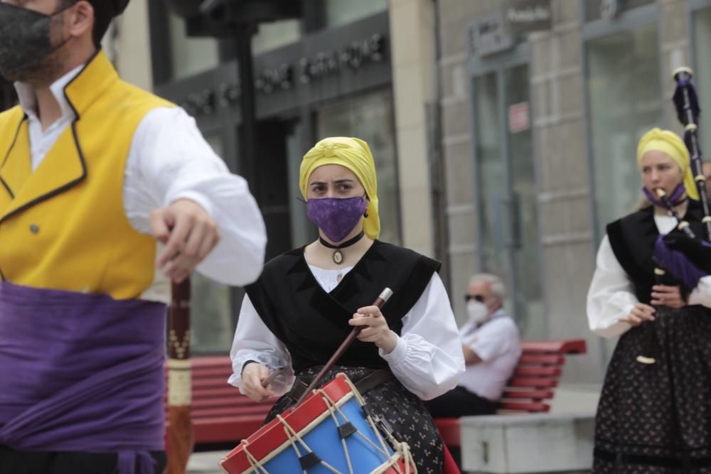 Grupos folclóricos recorren las calles de Oviedo