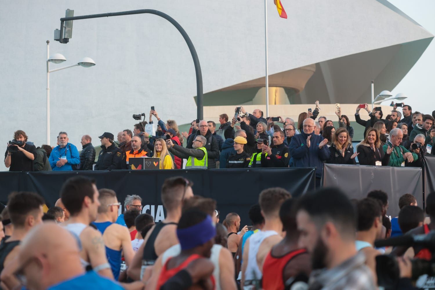 La salida del Maratón Valencia 2024, en imágenes