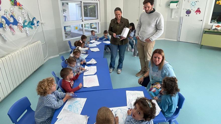 Los niños de la Escuela Municipal de Educación Infantil de Fortuna reciben un kit de cepillado dental