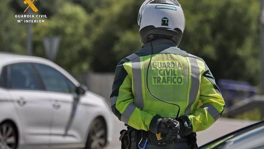 ¿Se puede conducir con chanclas? La Guardia Civil resuelve el dilema de todos los veranos