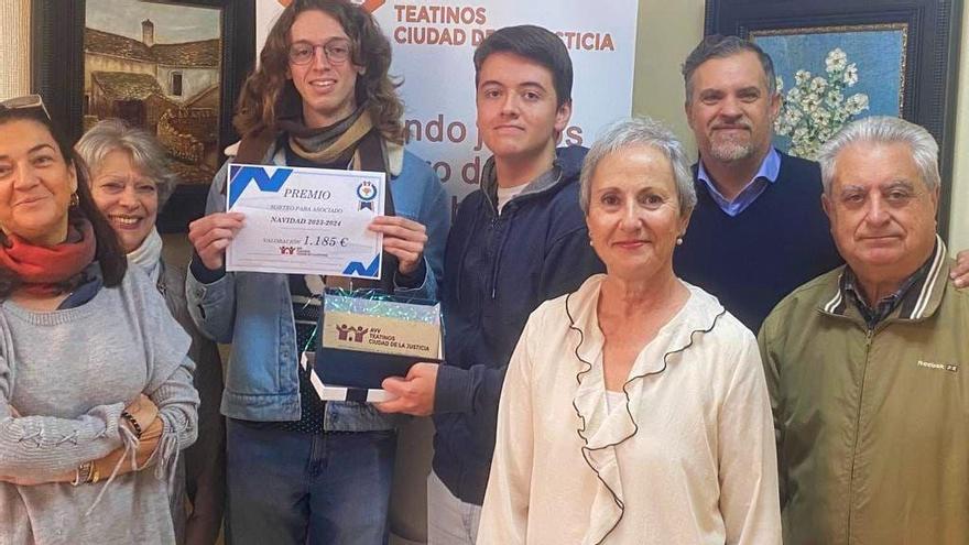 La A.VV. Teatinos Ciudad de la Justicia entrega la cesta de Navidad de su primer sorteo