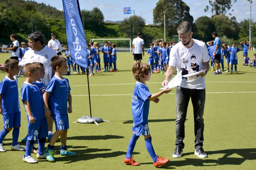 Luisinho y Óscar Pinchi entregan los diplomas a los 222 niños que disfrutaron del DéporCampus Cabreiroá 2017.