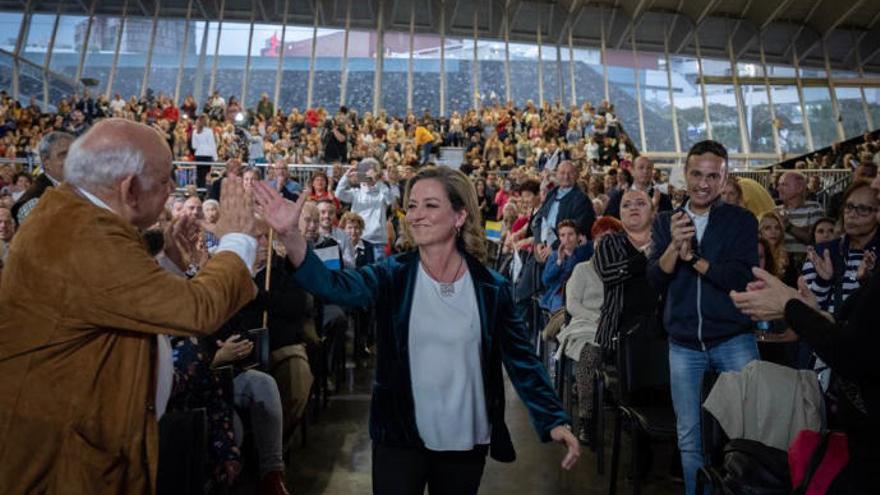 Ana Oramas entra en la sala del recinto ferial habilitado anoche por CC para su cierre.