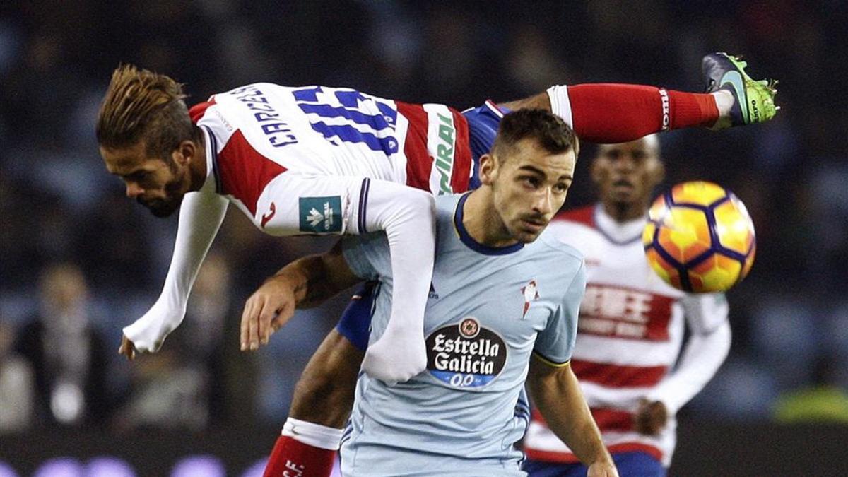 Mehdi Carcela cae en la pelea por un balón con Jony. La viva imagen de la impotencia del Granada