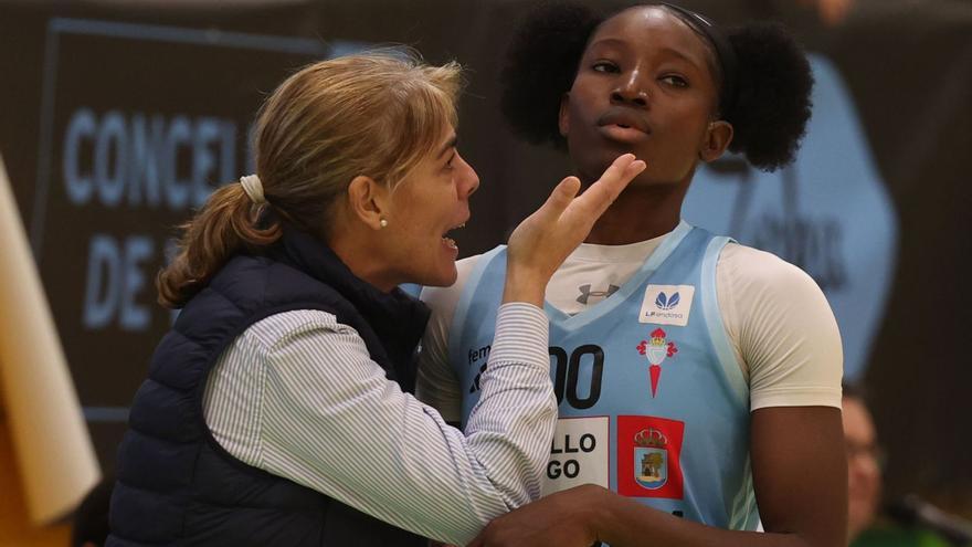 Cristina Cantero, entrenadora del Celta Zorka Recalvi, anima a Haidara. // RICARDO GROBAS