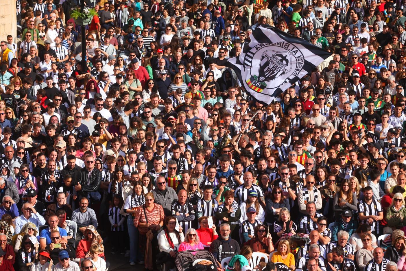 La plaza Mayor de Castelló se tiñe de albinegrismo en un día para el recuerdo