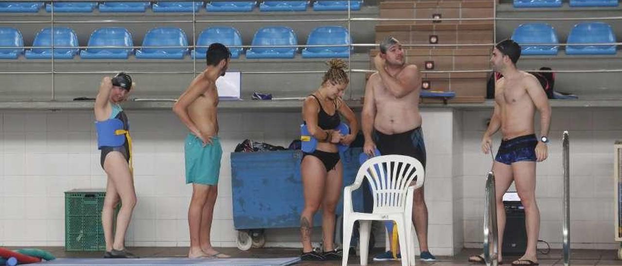 El profesor Carlos Fernández, a la derecha, con los alumnos del módulo de fitness acuático, en la piscina.