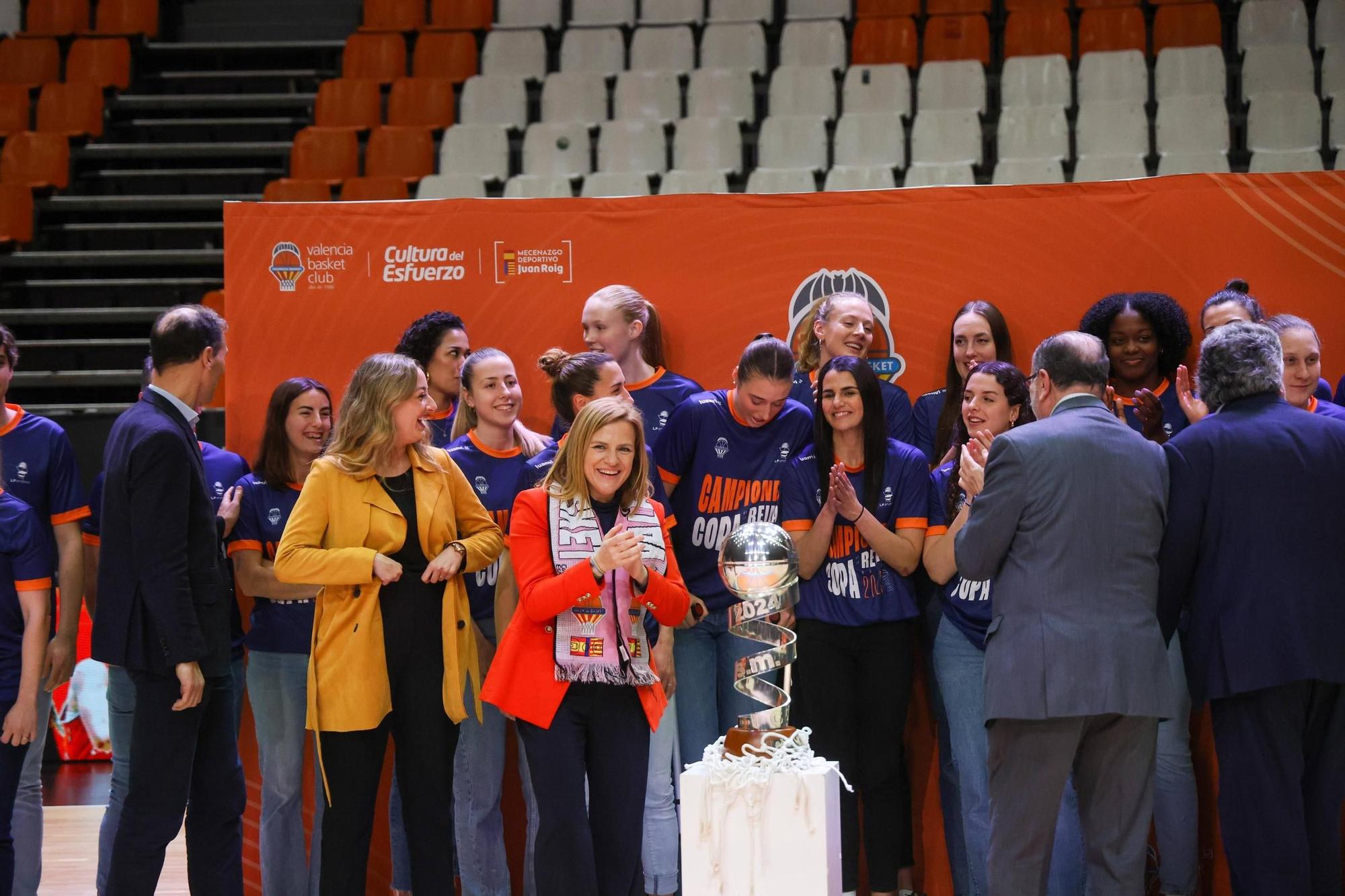 El Valencia Basket celebra a lo grande la Copa de la Reina con su afición