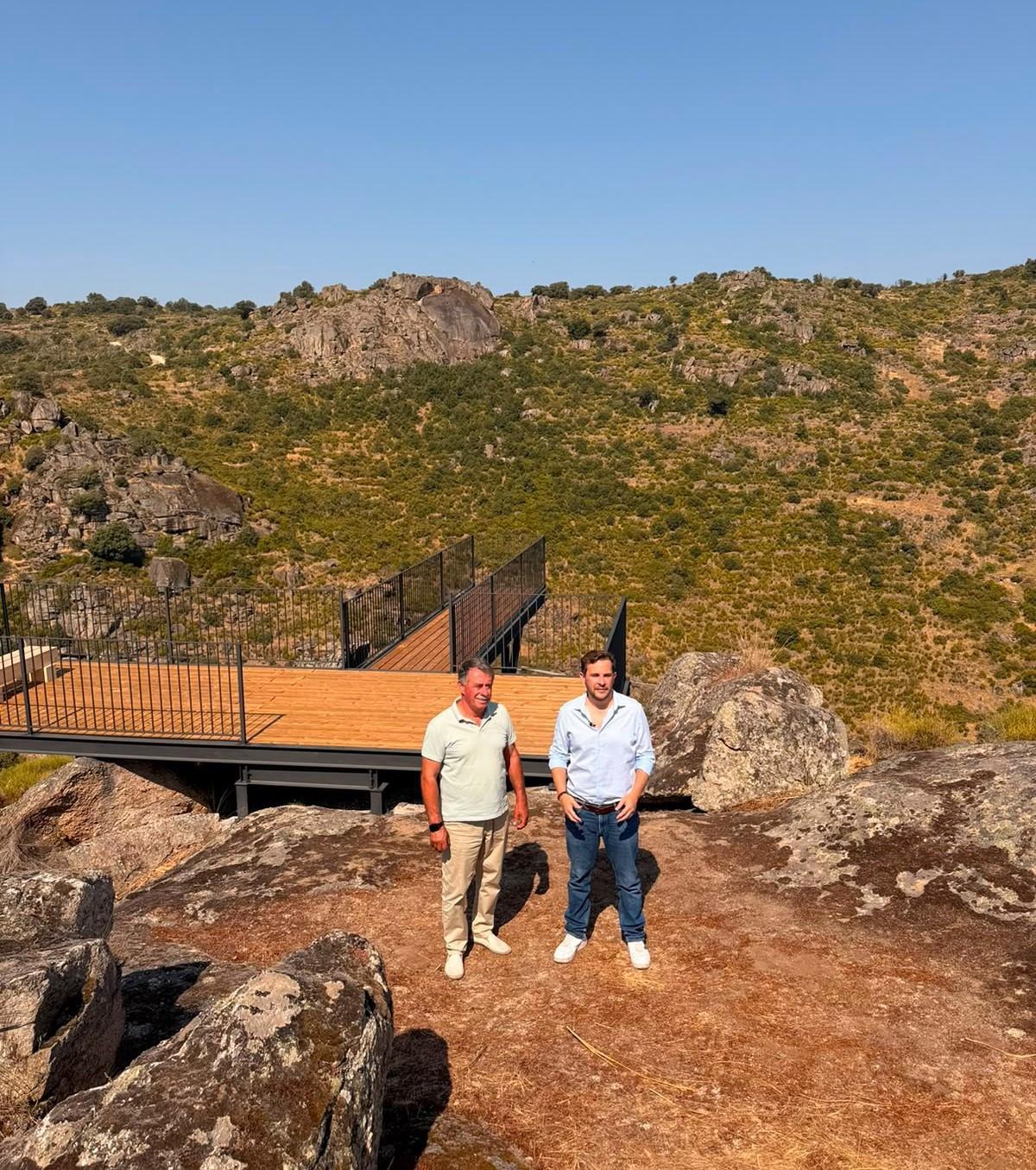 De la Parte e Isidro posan en el nuevo mirador durante la visita realizada a Villardiegua de la Ribera.
