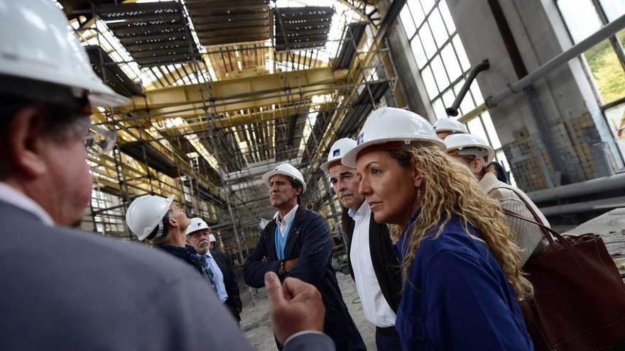 Mallada sigue las explicaciones del arquitecto J. Ramón Fernández, de espaldas, en el pozo Santa Bárbara.