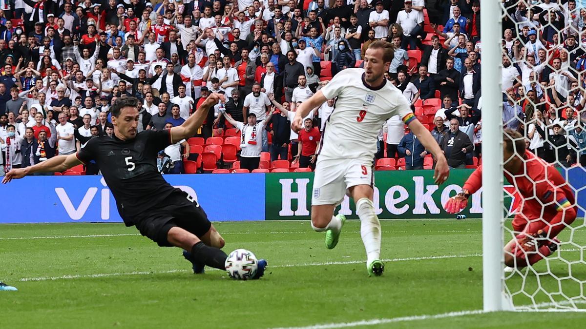 Hummels evita el remate de Kane en el primer tiempo.