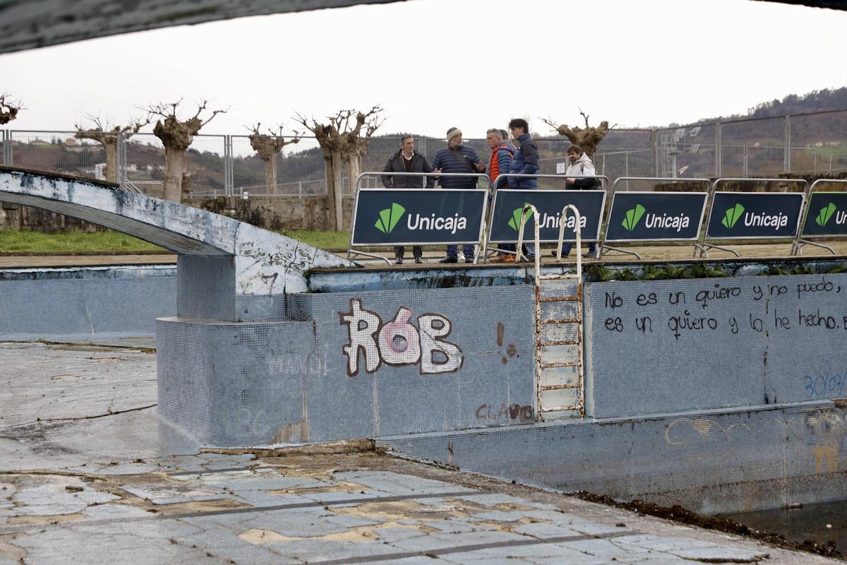 La visita de los técnicos a la piscina de la Laboral, en imágenes