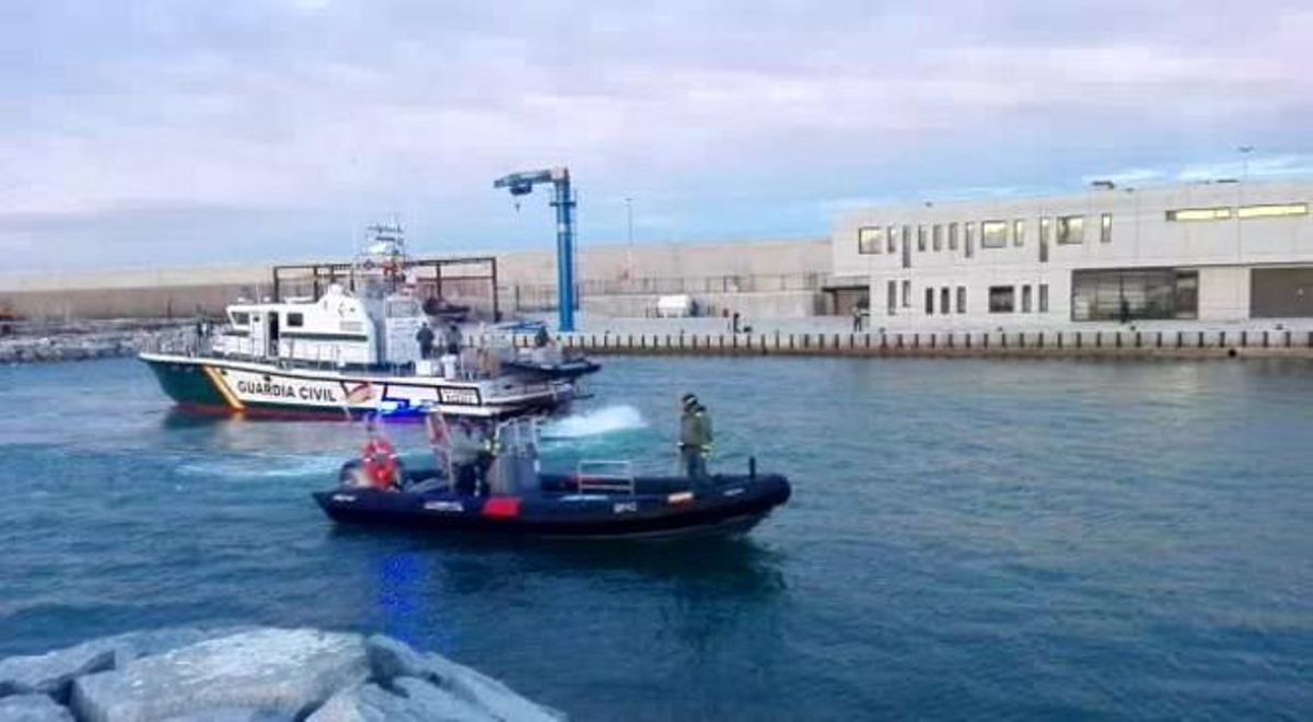 Arriba en una embarcació de la Guàrdia Civil el primer cadàver rescatat pel ’Campoamor’. 