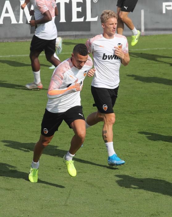 Anil Murthy, atento al entrenamiento del Valencia